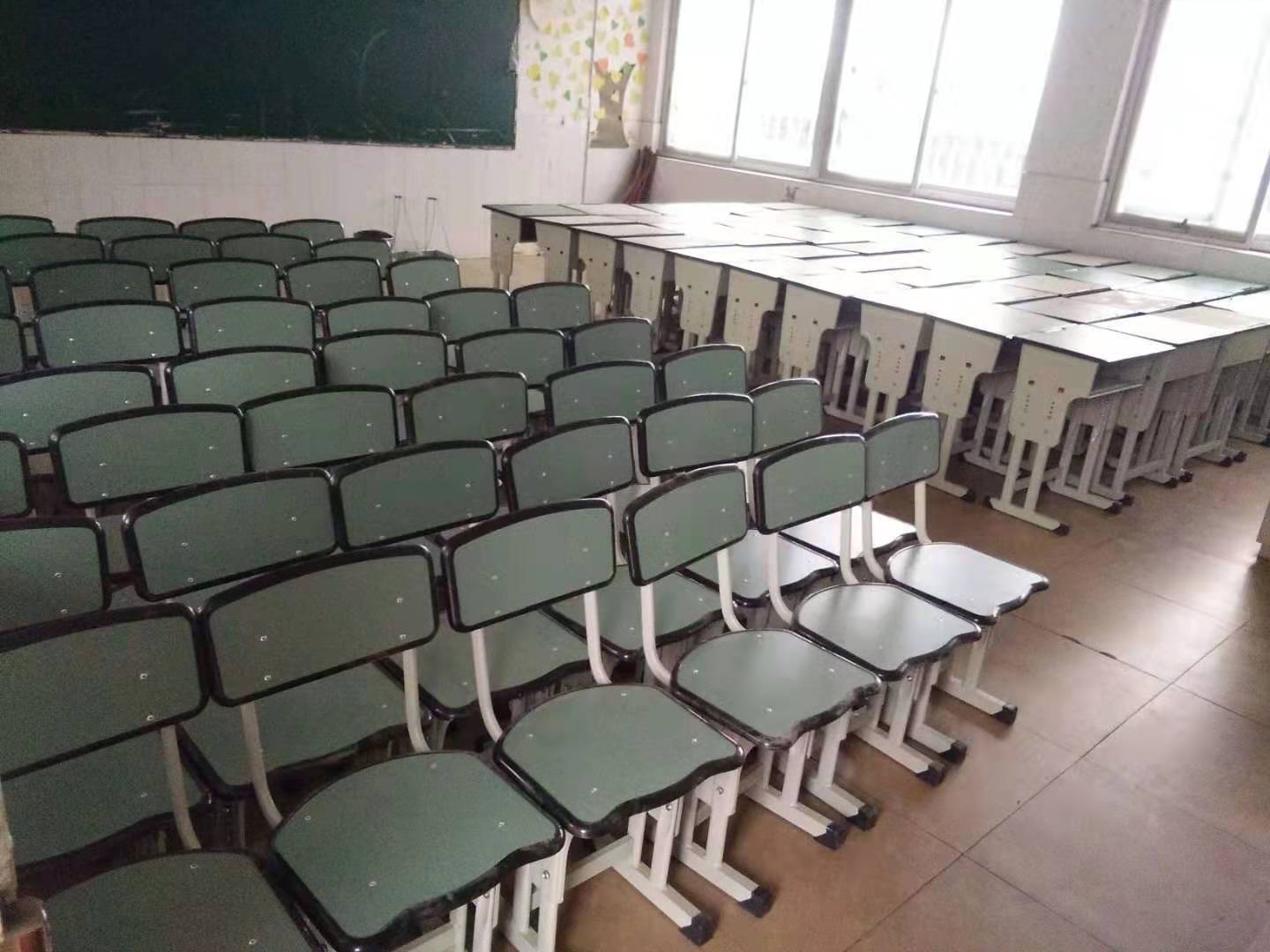 捐赠金堂三烈课桌椅图片2.jpg