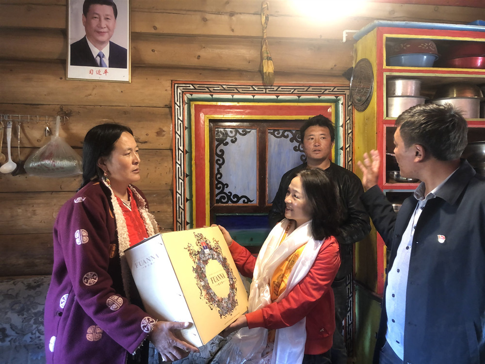 道孚县定向帮扶项目理事长走访慰问困难学生家庭2_副本.jpg